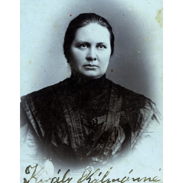 Germány műterem, Karcag, elegáns nő, Király Kálmánné portréja, monarchia, Jász-Nagykun-Szolnok megye, helytörténet, 1890-es évek, Eredeti CDV, hátulján sérült, aláírt, szignózott vizitkártya fotó.  