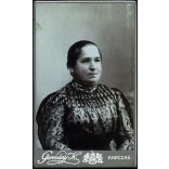 Germány műterem, Karcag, elegáns nő portréja, gyönyörű ruha, monarchia, Jász-Nagykun-Szolnok megye, helytörténet, 1890-es évek, Eredeti CDV, vizitkártya fotó.   