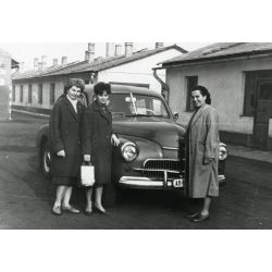  Elegáns nők FSO Warszawa lengyel gépkocsival, állami rendszámú autó, jármű, közlekedés, szocializmus, 1960-as évek, Eredeti fotó, papírkép.  
