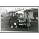 Elegáns nők FSO Warszawa lengyel gépkocsival, állami rendszámú autó, jármű, közlekedés, szocializmus, 1960-as évek, Eredeti fotó, papírkép.  