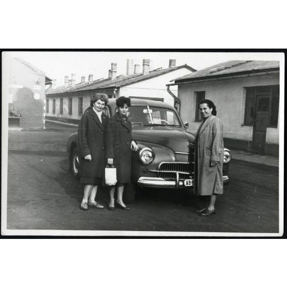 Elegáns nők FSO Warszawa lengyel gépkocsival, állami rendszámú autó, jármű, közlekedés, szocializmus, 1960-as évek, Eredeti fotó, papírkép.  