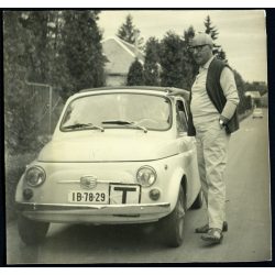   Elegáns férfi Fiat 500 gépkocsival, tanulóvezető táblával, autó, jármű, közlekedés, szocializmus, 1970, 1970-es évek, Eredeti fotó, papírkép.  