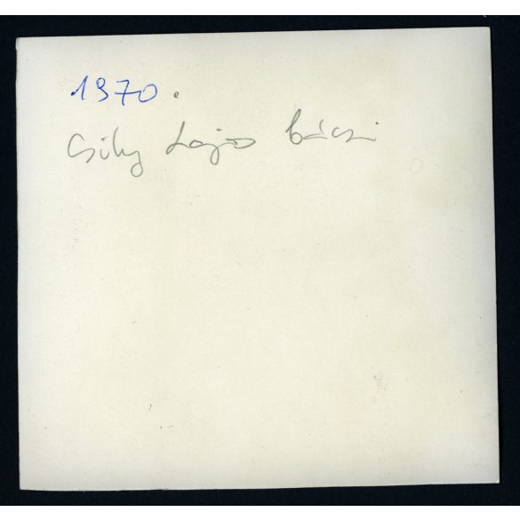 Elegáns férfi Fiat 500 gépkocsival, tanulóvezető táblával, autó, jármű, közlekedés, szocializmus, 1970, 1970-es évek, Eredeti fotó, papírkép.  