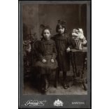 Germány műterem, Karcag, lányok, testvérek portréja, „Király Juliska és Erzsike”, virág, helytörténet, monarchia, 1890-es évek, Eredeti, hátulján feliratozott kabinetfotó. 