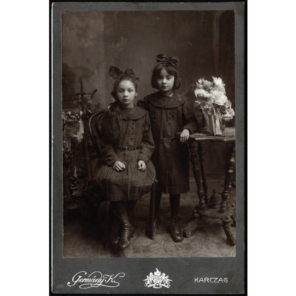 Germány műterem, Karcag, lányok, testvérek portréja, „Király Juliska és Erzsike”, virág, helytörténet, monarchia, 1890-es évek, Eredeti, hátulján feliratozott kabinetfotó. 