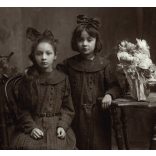 Germány műterem, Karcag, lányok, testvérek portréja, „Király Juliska és Erzsike”, virág, helytörténet, monarchia, 1890-es évek, Eredeti, hátulján feliratozott kabinetfotó. 