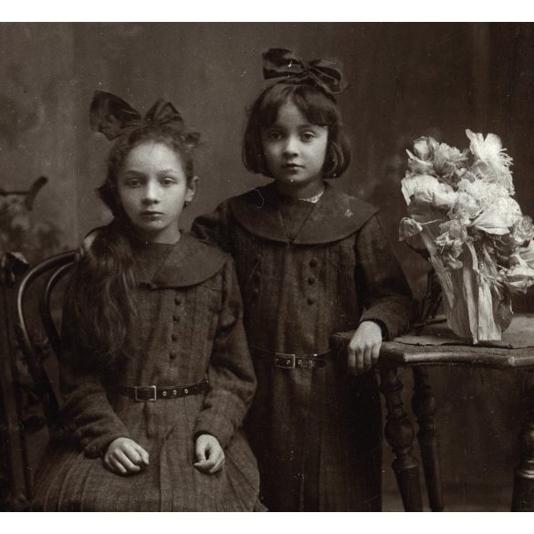 Germány műterem, Karcag, lányok, testvérek portréja, „Király Juliska és Erzsike”, virág, helytörténet, monarchia, 1890-es évek, Eredeti, hátulján feliratozott kabinetfotó. 