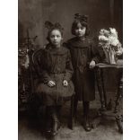 Germány műterem, Karcag, lányok, testvérek portréja, „Király Juliska és Erzsike”, virág, helytörténet, monarchia, 1890-es évek, Eredeti, hátulján feliratozott kabinetfotó. 