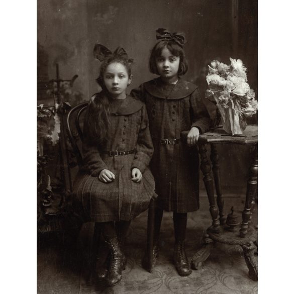 Germány műterem, Karcag, lányok, testvérek portréja, „Király Juliska és Erzsike”, virág, helytörténet, monarchia, 1890-es évek, Eredeti, hátulján feliratozott kabinetfotó. 