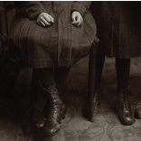 Germány műterem, Karcag, lányok, testvérek portréja, „Király Juliska és Erzsike”, virág, helytörténet, monarchia, 1890-es évek, Eredeti, hátulján feliratozott kabinetfotó. 