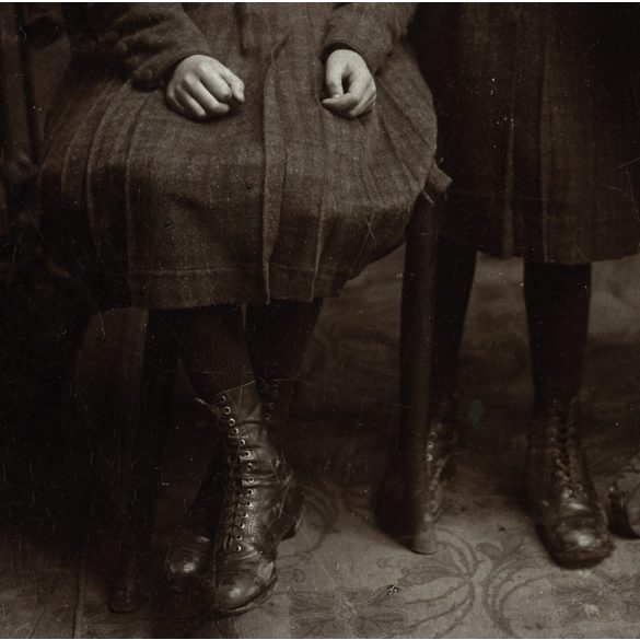 Germány műterem, Karcag, lányok, testvérek portréja, „Király Juliska és Erzsike”, virág, helytörténet, monarchia, 1890-es évek, Eredeti, hátulján feliratozott kabinetfotó. 