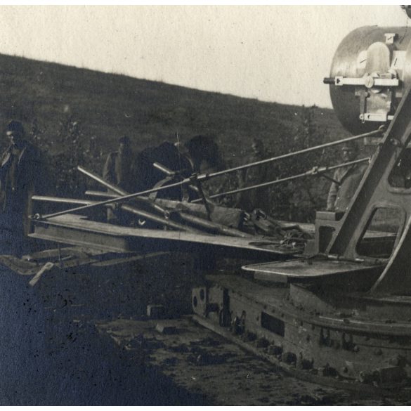 A 30 és feles (Skoda 30.5 cm. Mörser M. 11 mozsár) és a megfigyelő ballonja a fronton, katona, fegyver, egyenruha, 1. világháború, monarchia, 1910-es évek, Eredeti fotók, feliratozott kartonra ragasztott papírképek.