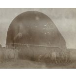 A 30 és feles (Skoda 30.5 cm. Mörser M. 11 mozsár) és a megfigyelő ballonja a fronton, katona, fegyver, egyenruha, 1. világháború, monarchia, 1910-es évek, Eredeti fotók, feliratozott kartonra ragasztott papírképek.