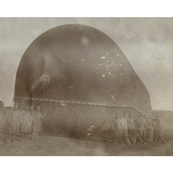 A 30 és feles (Skoda 30.5 cm. Mörser M. 11 mozsár) és a megfigyelő ballonja a fronton, katona, fegyver, egyenruha, 1. világháború, monarchia, 1910-es évek, Eredeti fotók, feliratozott kartonra ragasztott papírképek.