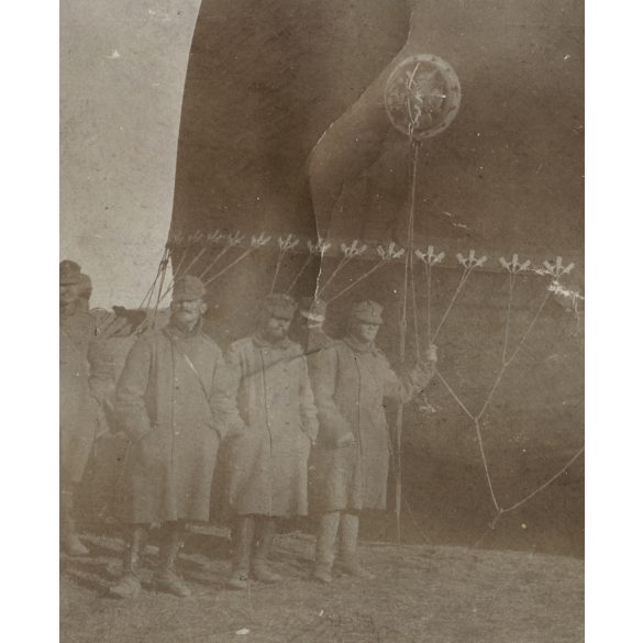 A 30 és feles (Skoda 30.5 cm. Mörser M. 11 mozsár) és a megfigyelő ballonja a fronton, katona, fegyver, egyenruha, 1. világháború, monarchia, 1910-es évek, Eredeti fotók, feliratozott kartonra ragasztott papírképek.