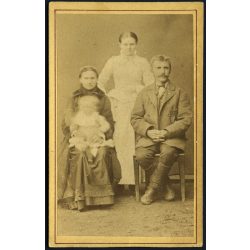   Zákány Imre műterme, Tiszadob, családportré egyszerű földpadlós műteremben, bemozdult gyerek, csizma, Szabolcs-Szatmár-Bereg megye, helytörténet monarchia, 1870-es évek, Eredeti CDV, ritka vizitkártya fotó. 