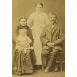 Zákány Imre műterme, Tiszadob, családportré egyszerű földpadlós műteremben, bemozdult gyerek, csizma, Szabolcs-Szatmár-Bereg megye, helytörténet monarchia, 1870-es évek, Eredeti CDV, ritka vizitkártya fotó. 