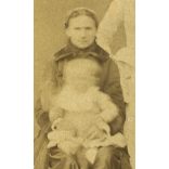 Zákány Imre műterme, Tiszadob, családportré egyszerű földpadlós műteremben, bemozdult gyerek, csizma, Szabolcs-Szatmár-Bereg megye, helytörténet monarchia, 1870-es évek, Eredeti CDV, ritka vizitkártya fotó. 