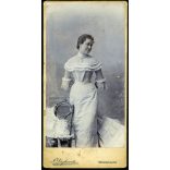 Dajkovits műterem, Werschetz (Versec), Vajdaság, elegáns nő székkel, gyönyörű ruhában, monarchia, 1890-es évek, Eredeti kabinetfotó ritka német helymegjelöléssel. 