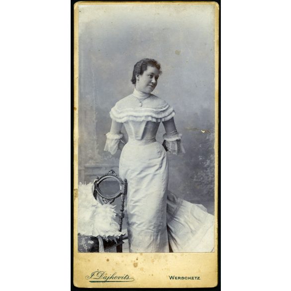 Dajkovits műterem, Werschetz (Versec), Vajdaság, elegáns nő székkel, gyönyörű ruhában, monarchia, 1890-es évek, Eredeti kabinetfotó ritka német helymegjelöléssel. 