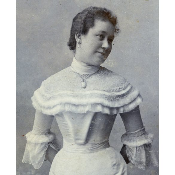 Dajkovits műterem, Werschetz (Versec), Vajdaság, elegáns nő székkel, gyönyörű ruhában, monarchia, 1890-es évek, Eredeti kabinetfotó ritka német helymegjelöléssel. 