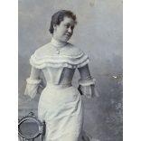 Dajkovits műterem, Werschetz (Versec), Vajdaság, elegáns nő székkel, gyönyörű ruhában, monarchia, 1890-es évek, Eredeti kabinetfotó ritka német helymegjelöléssel. 