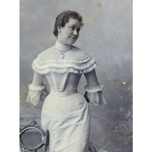 Dajkovits műterem, Werschetz (Versec), Vajdaság, elegáns nő székkel, gyönyörű ruhában, monarchia, 1890-es évek, Eredeti kabinetfotó ritka német helymegjelöléssel. 