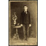 Hajdú József (vándor?)műterme, Karcag, ifj. Király Kálmán portréja, Jász-Nagykun-Szolnok megye, monarchia, 1890-es évek, helytörténet, Eredeti CDV, hátulján feliratozott ritka vizitkártya fotó. 