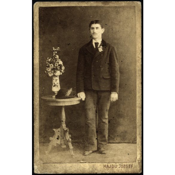 Hajdú József (vándor?)műterme, Karcag, ifj. Király Kálmán portréja, Jász-Nagykun-Szolnok megye, monarchia, 1890-es évek, helytörténet, Eredeti CDV, hátulján feliratozott ritka vizitkártya fotó. 