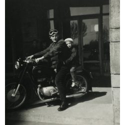   Apa és fia Pannonia motorkerékpáron, jármű, közlekedés, szocializmus, 1960-as évek, Eredeti fotó, papírkép. 