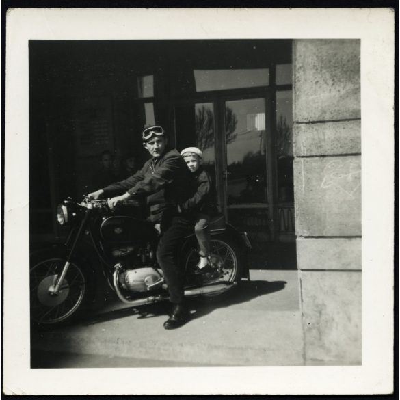 Apa és fia Pannonia motorkerékpáron, jármű, közlekedés, szocializmus, 1960-as évek, Eredeti fotó, papírkép. 
