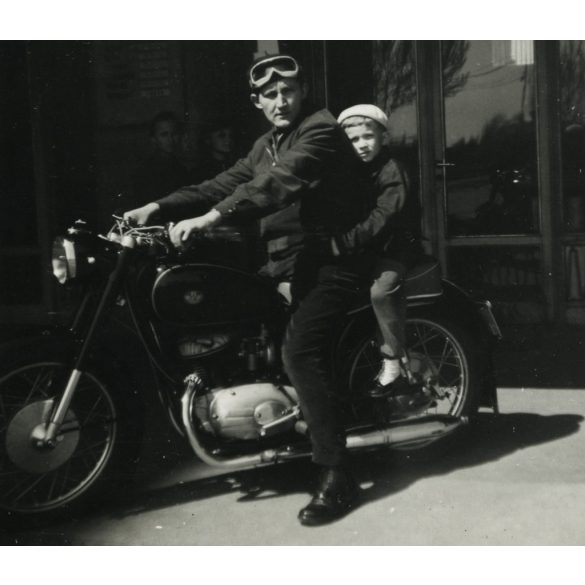 Apa és fia Pannonia motorkerékpáron, jármű, közlekedés, szocializmus, 1960-as évek, Eredeti fotó, papírkép. 