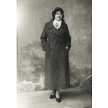 Elegáns nő monogramos sálban, Petrozsény (Petroșani), Erdély, Románia, Horthy-korszak, 1930-as évek, Eredeti fotó, hátulján feliratozott papírkép.  