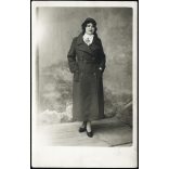 Elegáns nő monogramos sálban, Petrozsény (Petroșani), Erdély, Románia, Horthy-korszak, 1930-as évek, Eredeti fotó, hátulján feliratozott papírkép.  