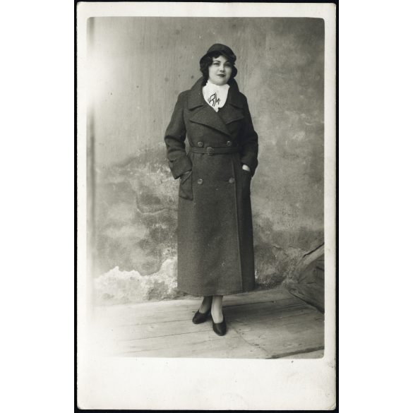 Elegáns nő monogramos sálban, Petrozsény (Petroșani), Erdély, Románia, Horthy-korszak, 1930-as évek, Eredeti fotó, hátulján feliratozott papírkép.  