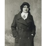 Elegáns nő monogramos sálban, Petrozsény (Petroșani), Erdély, Románia, Horthy-korszak, 1930-as évek, Eredeti fotó, hátulján feliratozott papírkép.  