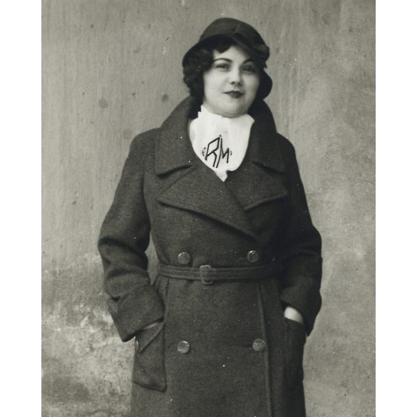 Elegáns nő monogramos sálban, Petrozsény (Petroșani), Erdély, Románia, Horthy-korszak, 1930-as évek, Eredeti fotó, hátulján feliratozott papírkép.  