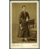 Havelka Gusztáv műterme, Kassa, Felvidék, elegáns fiatal nő gyönyörű hajjal, monarchia, 1870-es évek, Eredeti CDV, hátulján feliratozott vizitkártya fotó.   