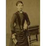 Havelka Gusztáv műterme, Kassa, Felvidék, elegáns fiatal nő gyönyörű hajjal, monarchia, 1870-es évek, Eredeti CDV, hátulján feliratozott vizitkártya fotó.   