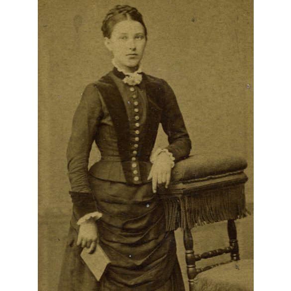 Havelka Gusztáv műterme, Kassa, Felvidék, elegáns fiatal nő gyönyörű hajjal, monarchia, 1870-es évek, Eredeti CDV, hátulján feliratozott vizitkártya fotó.   