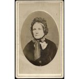 Christ Anna műterme, Budapest, elegáns nő gyönyörű fejfedővel, monarchia, 1870-es évek, Eredeti CDV, dombornyomott vizitkártya fotó. 