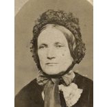 Christ Anna műterme, Budapest, elegáns nő gyönyörű fejfedővel, monarchia, 1870-es évek, Eredeti CDV, dombornyomott vizitkártya fotó. 