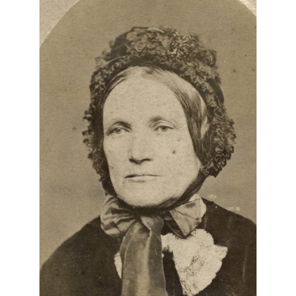 Christ Anna műterme, Budapest, elegáns nő gyönyörű fejfedővel, monarchia, 1870-es évek, Eredeti CDV, dombornyomott vizitkártya fotó. 