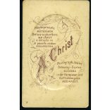 Christ Anna műterme, Budapest, elegáns nő gyönyörű fejfedővel, monarchia, 1870-es évek, Eredeti CDV, dombornyomott vizitkártya fotó. 