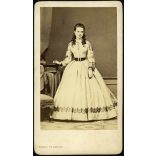 Borsos és Doctor műterem, Pest, elegáns fiatal nő gyönyörű ruhában, monarchia, 1860-as évek, Eredeti CDV, korai vizitkártya fotó.   méret megközelítőleg (centiméterben): 6 x 10.5  Használt! Eredeti nagyítás! Nem reprint, nem másolat. 