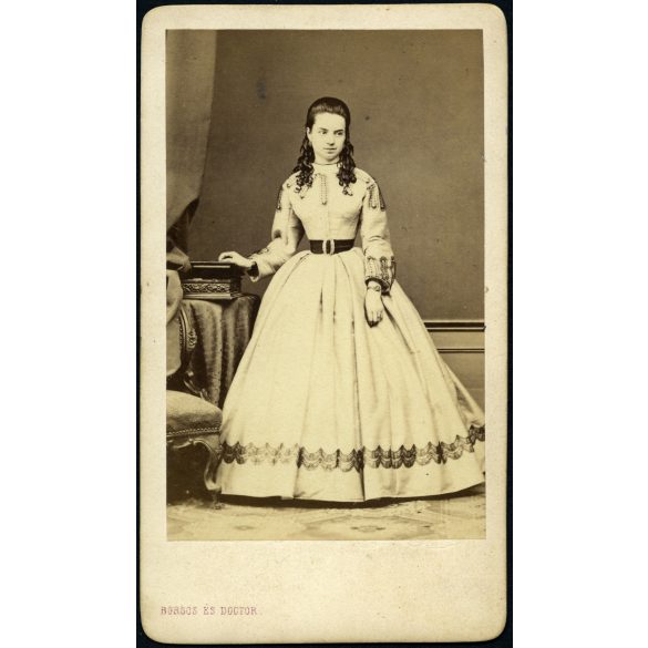 Borsos és Doctor műterem, Pest, elegáns fiatal nő gyönyörű ruhában, monarchia, 1860-as évek, Eredeti CDV, korai vizitkártya fotó.   méret megközelítőleg (centiméterben): 6 x 10.5  Használt! Eredeti nagyítás! Nem reprint, nem másolat. 