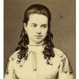 Borsos és Doctor műterem, Pest, elegáns fiatal nő gyönyörű ruhában, monarchia, 1860-as évek, Eredeti CDV, korai vizitkártya fotó.   méret megközelítőleg (centiméterben): 6 x 10.5  Használt! Eredeti nagyítás! Nem reprint, nem másolat. 