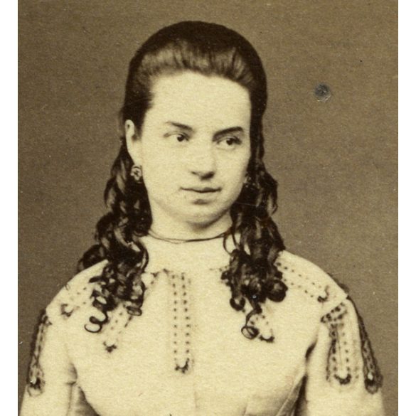 Borsos és Doctor műterem, Pest, elegáns fiatal nő gyönyörű ruhában, monarchia, 1860-as évek, Eredeti CDV, korai vizitkártya fotó.   méret megközelítőleg (centiméterben): 6 x 10.5  Használt! Eredeti nagyítás! Nem reprint, nem másolat. 
