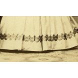 Borsos és Doctor műterem, Pest, elegáns fiatal nő gyönyörű ruhában, monarchia, 1860-as évek, Eredeti CDV, korai vizitkártya fotó.   méret megközelítőleg (centiméterben): 6 x 10.5  Használt! Eredeti nagyítás! Nem reprint, nem másolat. 