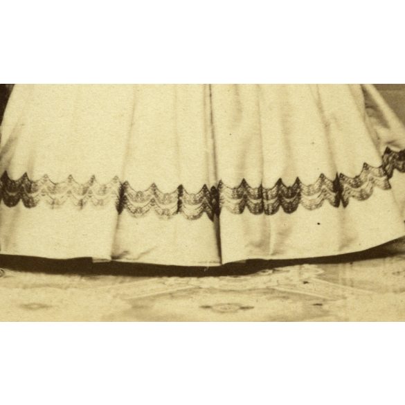 Borsos és Doctor műterem, Pest, elegáns fiatal nő gyönyörű ruhában, monarchia, 1860-as évek, Eredeti CDV, korai vizitkártya fotó.   méret megközelítőleg (centiméterben): 6 x 10.5  Használt! Eredeti nagyítás! Nem reprint, nem másolat. 